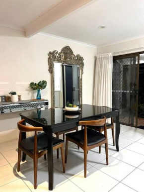 Unique Noosa Parade Townhouse